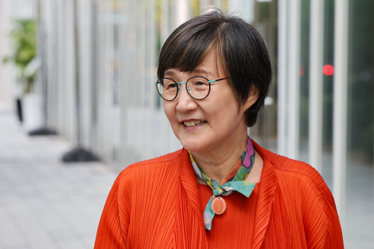 권태선 방송문화진흥회(방문진) 이사장이 11일 오후 서울 마포구 방문진 사무실로 향하고 있다. 연합뉴스